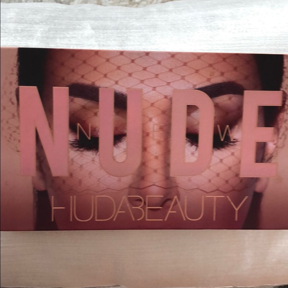 Huda beauty the new nude eyeshadow palette
